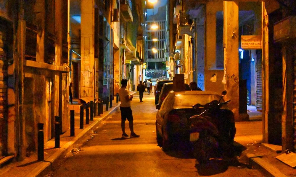 Ομόνοια: Για τέταρτη φορά συνελλήφθη μητέρα για έκθεση βρέφους – Έβαζε σκουπίδια και στάχτες πάνω στο παιδί της